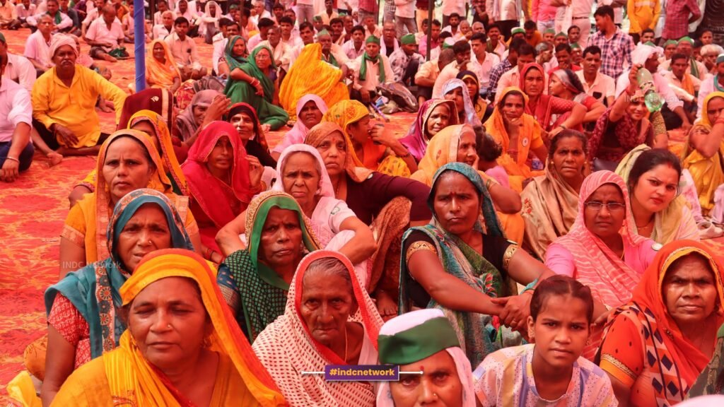 हथियापुर में किसान पंचायत में मौजूद महिलाएं