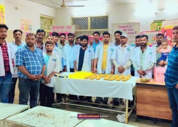 गाँधी जयंती एवं दशहरा मानते हुए एम्बुलेंस कर्मी