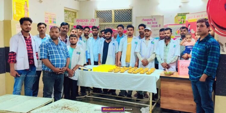 गाँधी जयंती एवं दशहरा मानते हुए एम्बुलेंस कर्मी