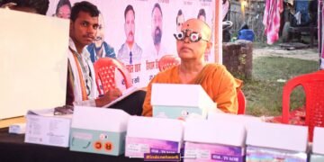 बुद्ध महोत्सव संकिसा में अपनी आँखों का निशुल्क चेकअप कराती हुई धम्मानंद भिक्षुणी