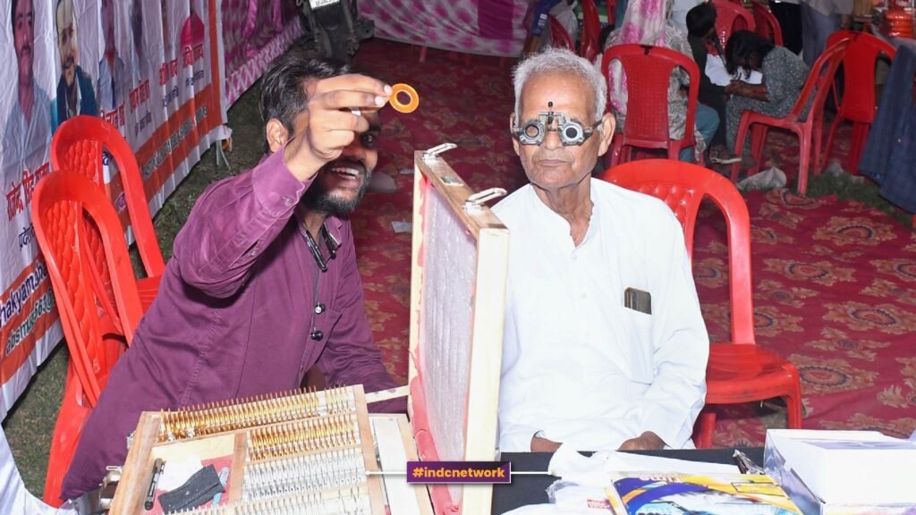 बोर्ड ऑफ़ डायरेक्टर और नेत्र विशेषज्ञ ऐके सिंह बुगुर्ग मेला कमेटी के सदस्य का नेत्र चेकअप करते हुए