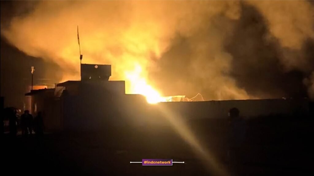 आग की लपटें 100 मीटर कि दूरी से दिखाई दी