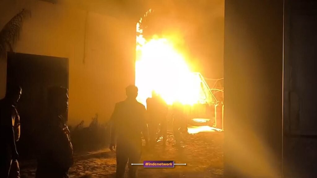 घटना स्थल पर मौजूद पुलिसकर्मी व अन्य लोग