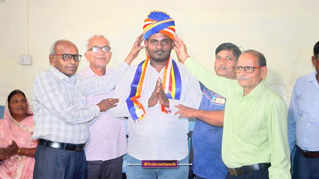 तथागत सामाजिक समिति (TSS) संगठन के पदाधिकारी अर्पित शाक्य को सम्मानित करते हुए