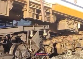 ट्रेन के डिब्बे एक दुसरे के ऊपर चढ़े हुए