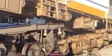 ट्रेन के डिब्बे एक दुसरे के ऊपर चढ़े हुए