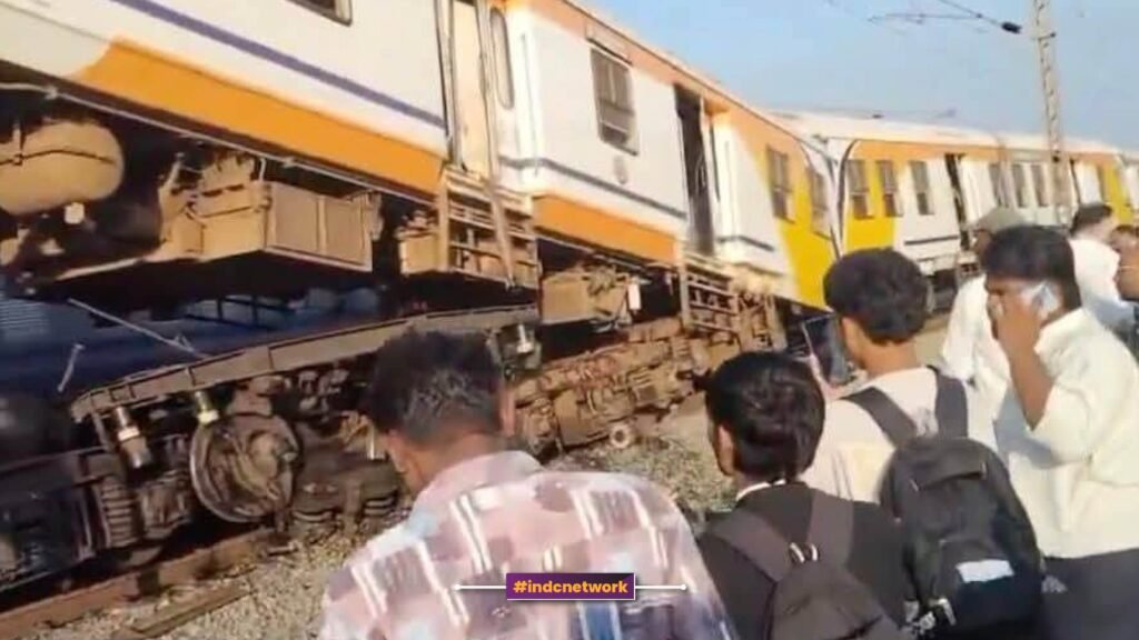 ट्रेन के डिब्बे एक दुसरे के ऊपर चढ़े हुए