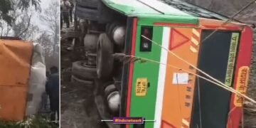 फर्रुखाबाद : कायमगंज में नीलगाय बचाने के प्रयास में रोडवेज बस पलटी, बड़ा हादसा टला