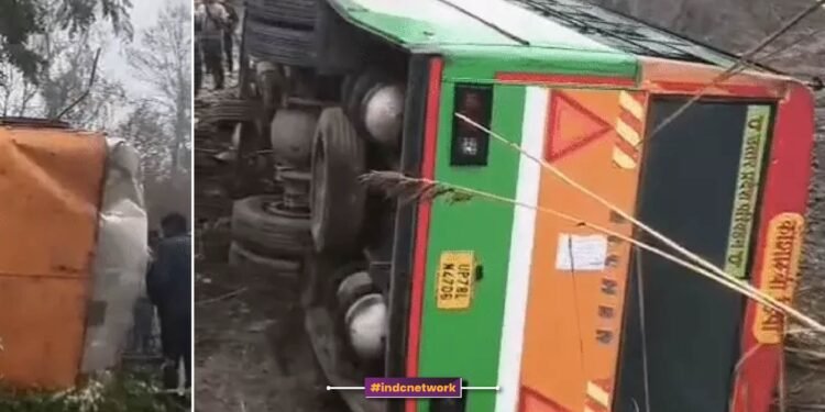 फर्रुखाबाद : कायमगंज में नीलगाय बचाने के प्रयास में रोडवेज बस पलटी, बड़ा हादसा टला