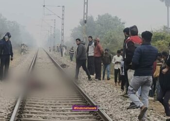 रेलवे ट्रैक पर मृतक को देखते हुए लोग