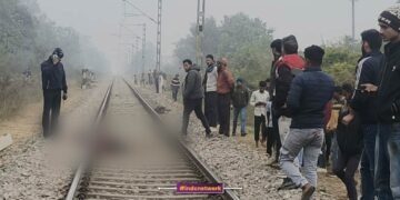रेलवे ट्रैक पर मृतक को देखते हुए लोग