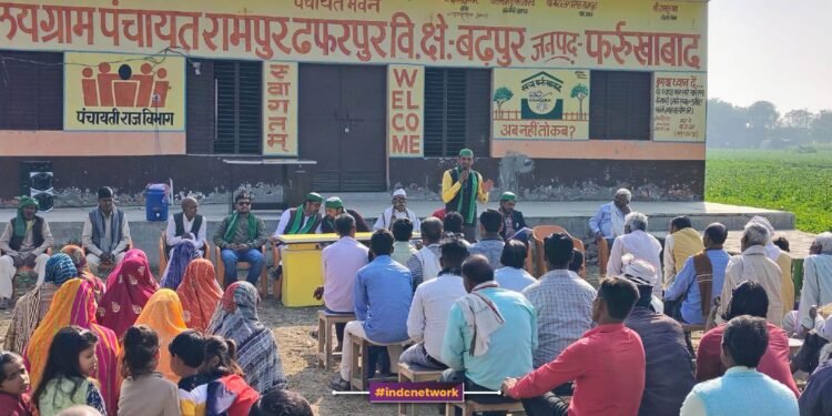 गाँव में किसान नेताओं के साथ ग्रामवासी