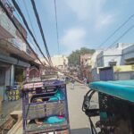 बजरिया रोड पर टूटे हुए बिजली पोल के कारण राहगीरों को समस्या