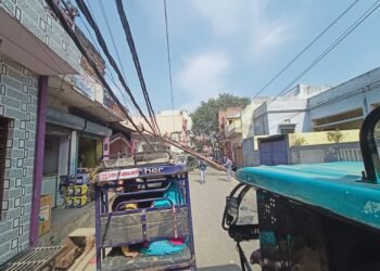 बजरिया रोड पर टूटे हुए बिजली पोल के कारण राहगीरों को समस्या