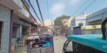 बजरिया रोड पर टूटे हुए बिजली पोल के कारण राहगीरों को समस्या