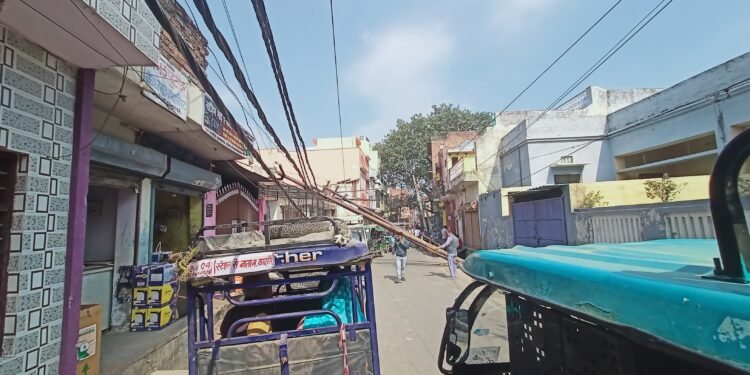 बजरिया रोड पर टूटे हुए बिजली पोल के कारण राहगीरों को समस्या