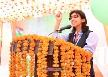 मंच से संविधान पर भाषण देती हुई कनिष्क सिंह