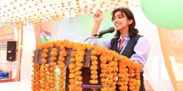 मंच से संविधान पर भाषण देती हुई कनिष्क सिंह