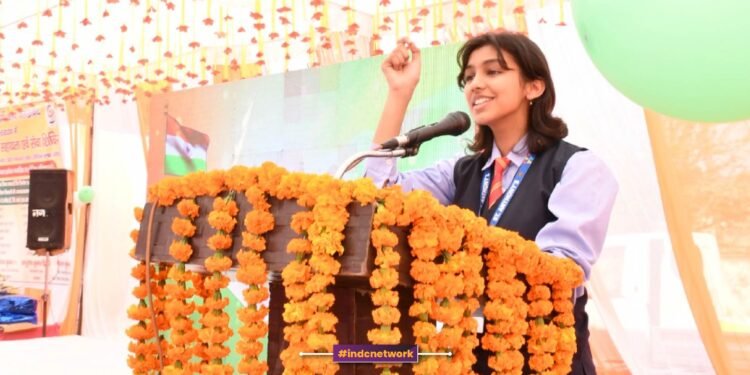 मंच से संविधान पर भाषण देती हुई कनिष्क सिंह