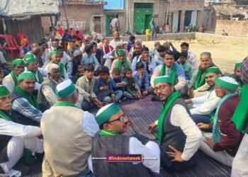 तटबंध और भूमि मुआवज़े की मांग पर किसानों का जिला मुख्यालय पर बड़ा आंदोलन