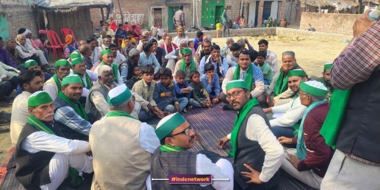 तटबंध और भूमि मुआवज़े की मांग पर किसानों का जिला मुख्यालय पर बड़ा आंदोलन