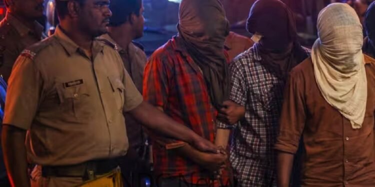 पाक आतंकी संगठनों के समर्थन में पोस्ट, दिल्ली पुलिस ने 6 को किया  गिरफ्तार