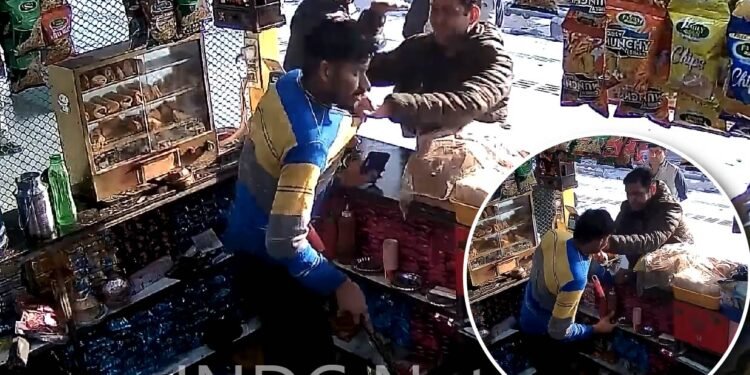 मथुरा जंक्शन पर चाय को लेकर जीआरपी सिपाही ने की  वेंडर की  पिटाई