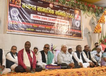 मंच पर उपस्थित कार्यकर्ता व वरिष्ठ समाजसेवी