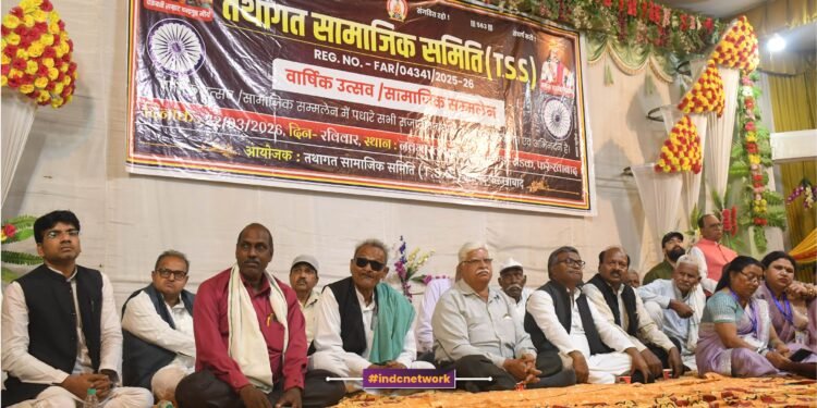 मंच पर उपस्थित कार्यकर्ता व वरिष्ठ समाजसेवी