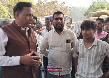 फर्रुखाबाद की प्रसिद्द सातनपुर आलू मंडी में आं आदमी पार्टी जिलाध्यक्ष नीरज प्रताप शाक्य आलू किसानों से उनकी समस्या सुनते हुए