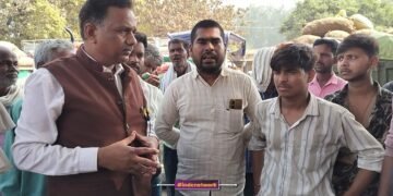 फर्रुखाबाद की प्रसिद्द सातनपुर आलू मंडी में आं आदमी पार्टी जिलाध्यक्ष नीरज प्रताप शाक्य आलू किसानों से उनकी समस्या सुनते हुए