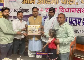 आयोजकगण AAP जिलाध्यक्ष नीरज प्रताप शाक्य को आमंत्रित करते हुए