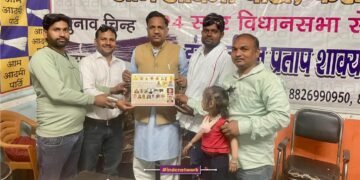 आयोजकगण AAP जिलाध्यक्ष नीरज प्रताप शाक्य को आमंत्रित करते हुए