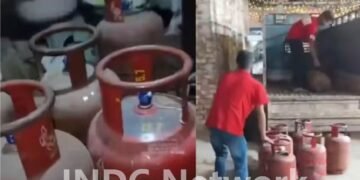 हापुड़ में LPG की कालाबाजारी का खुलासा, सपा नेता के घर से 55 भरे सिलेंडर बरामद