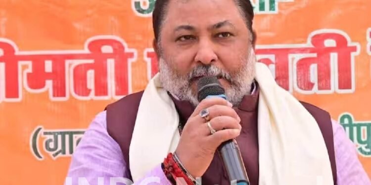 गंगा में इफ्तार पर विवाद, मंत्री दयाशंकर सिंह का सख्त बयान, सियासत गरमाई