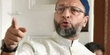 गंगा में इफ्तार पर कार्रवाई से भड़के ओवैसी, बोले—‘एकमात्र अपराध मुसलमान होना?’