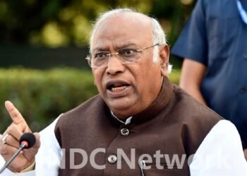 खरगे का पीएम मोदी पर हमला, कहा ट्रंप के दबाव में चल रही भारत की नीतियां