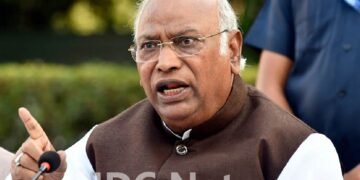 खरगे का पीएम मोदी पर हमला, कहा ट्रंप के दबाव में चल रही भारत की नीतियां