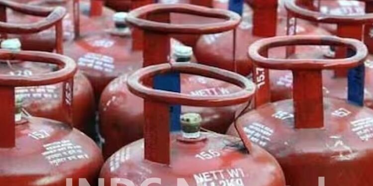 गैस सिलेंडर महंगा होने पर यूपी की गृहिणियों की चिंता, बोलीं आमदनी कम खर्च ज्यादा